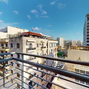 Spacious 2 Bedroom In Apartament